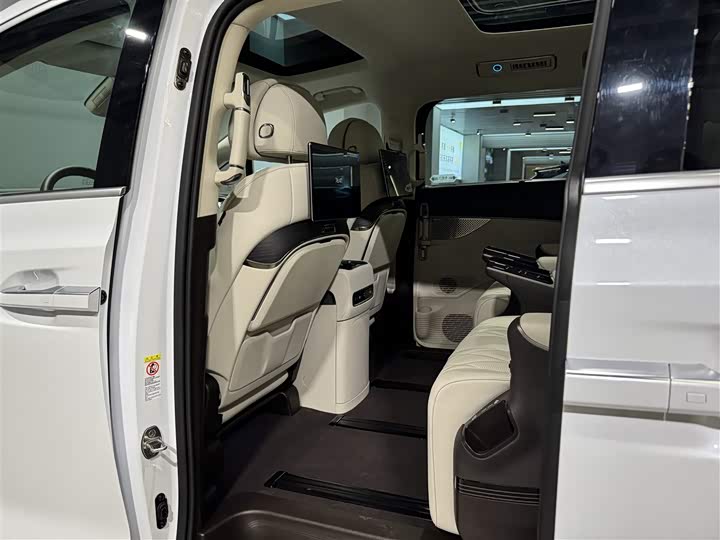 Фото 18 - Denza D9