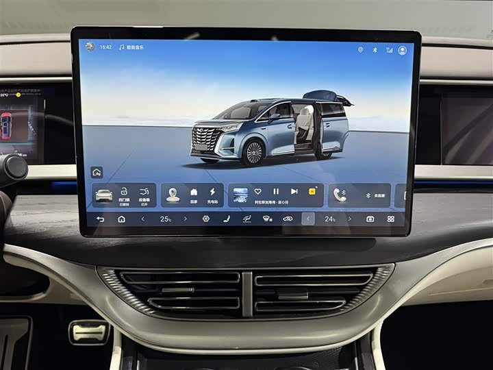 Фото 22 - Denza D9