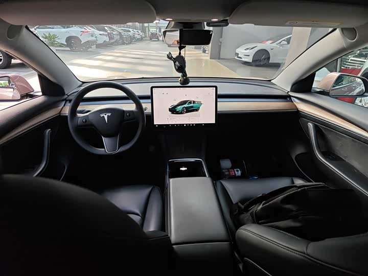 Фото 10 - Tesla Model 3