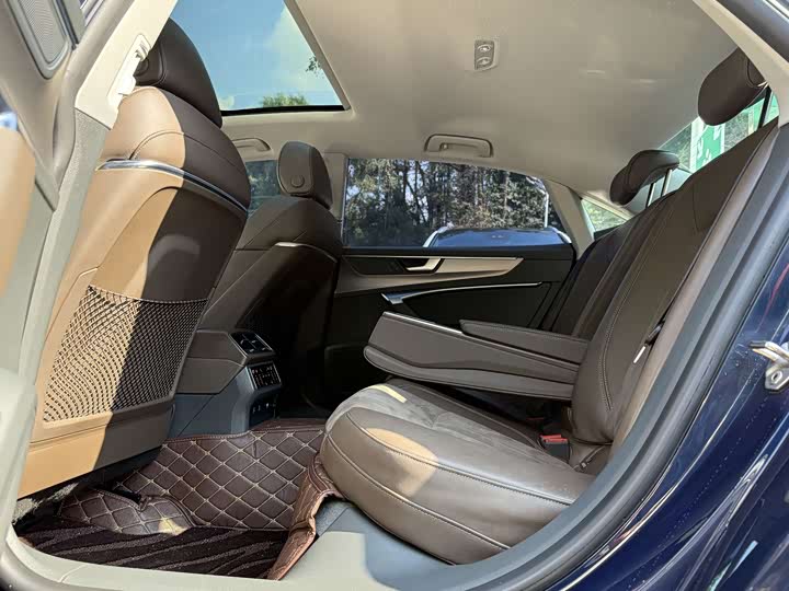 Фото 8 - Audi A7L