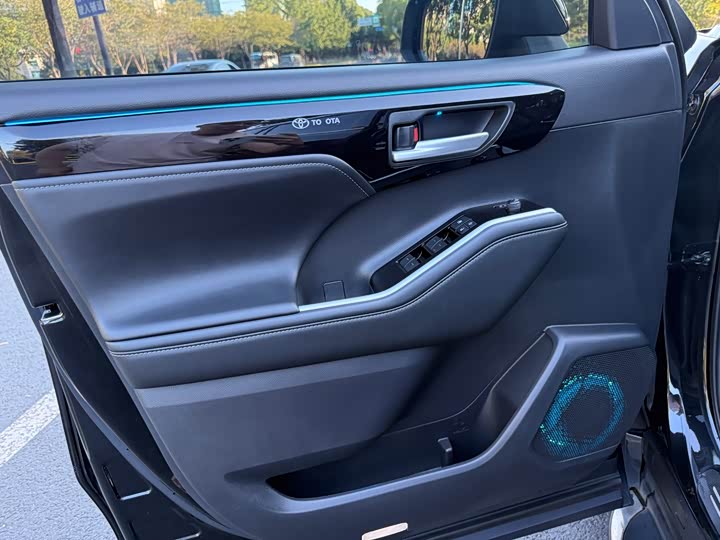 Фото 11 - Toyota Highlander