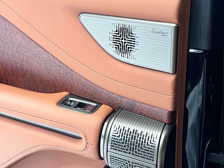 Фото 12 - BYD Yangwang U8