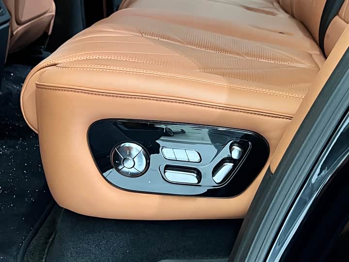 Фото 16 - BYD Yangwang U8