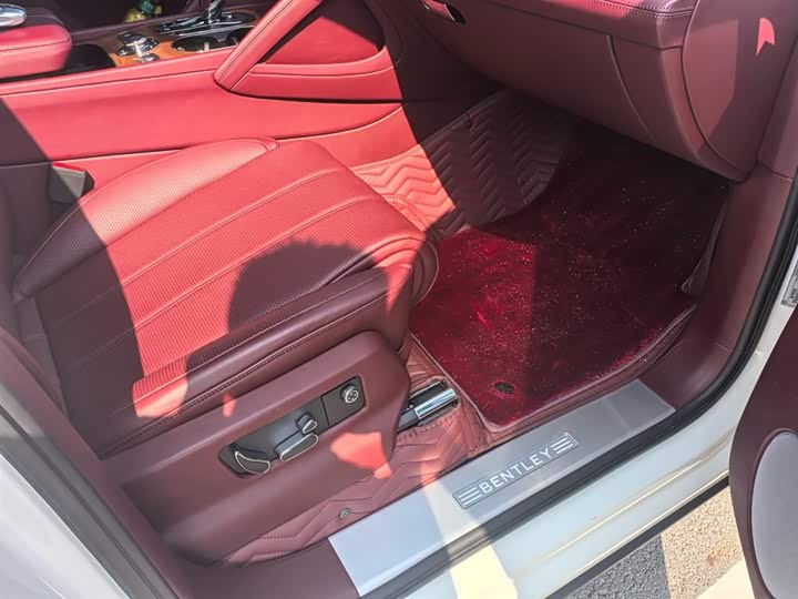 Фото 10 - Bentley Bentayga