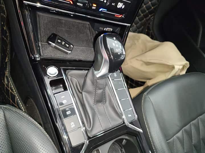 Фото 14 - Volkswagen Passat