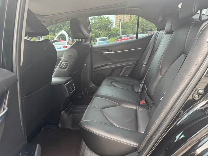 Фото 8 - Toyota Camry