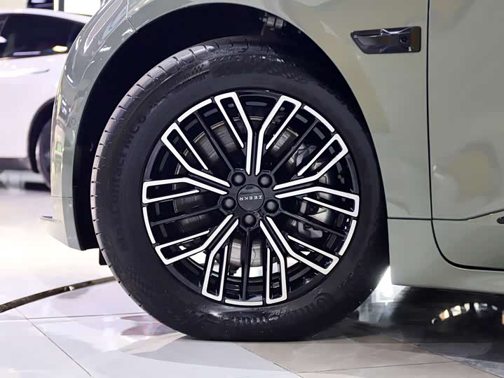 Фото 12 - Zeekr 001