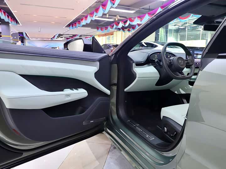 Фото 13 - Zeekr 001