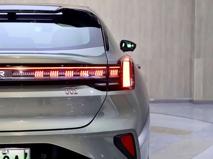 Фото 9 - Zeekr 001