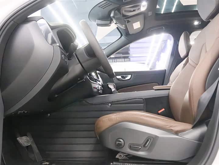 Фото 11 - Volvo XC60