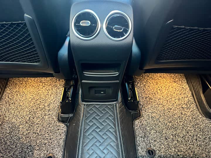 Фото 10 - Mercedes-Benz GLA-Class