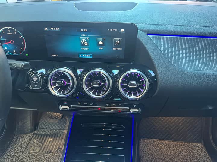 Фото 12 - Mercedes-Benz GLA-Class