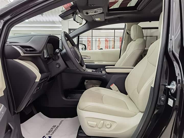 Фото 11 - Toyota Sienna