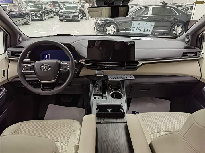 Фото 14 - Toyota Sienna