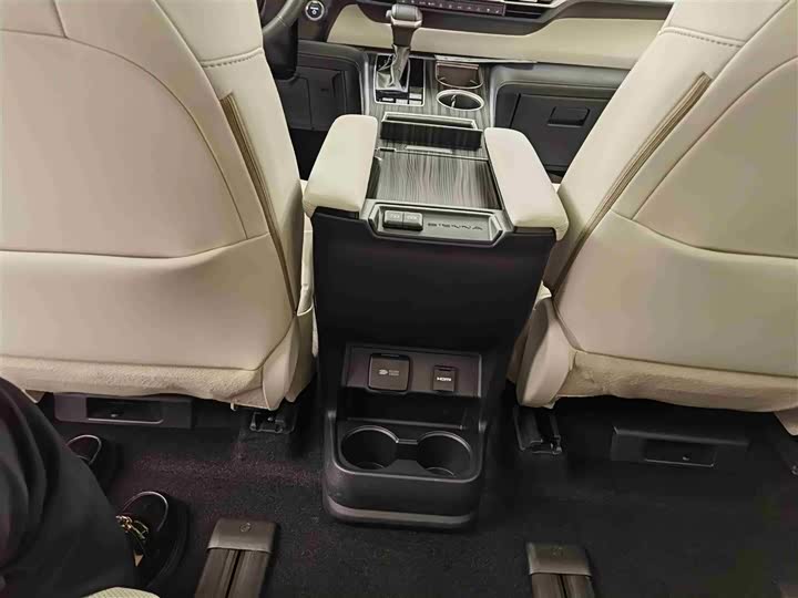 Фото 17 - Toyota Sienna