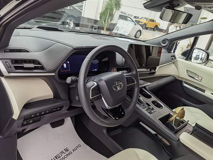 Фото 9 - Toyota Sienna