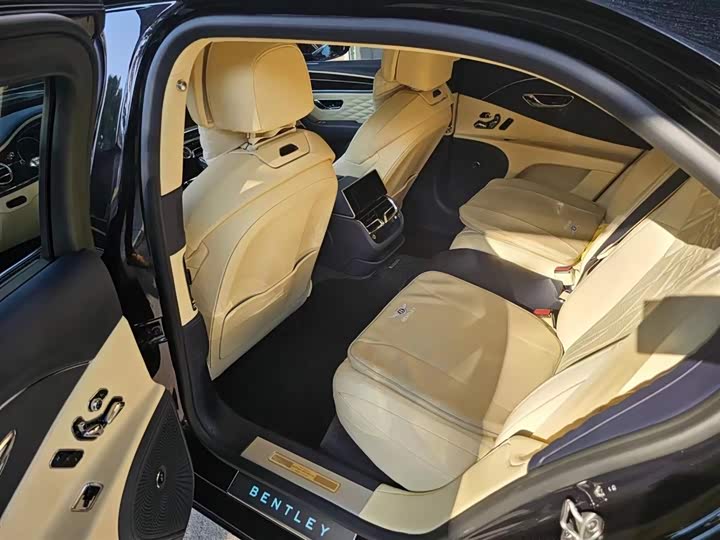 Фото 6 - Bentley Flying Spur