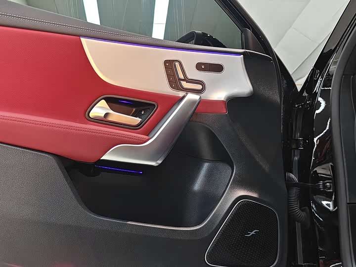 Фото 12 - Mercedes-Benz A-Class AMG