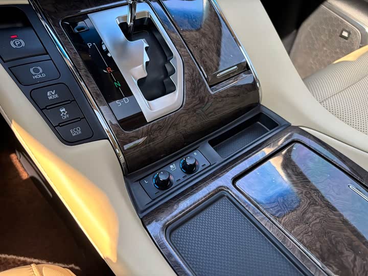 Фото 15 - Toyota Vellfire