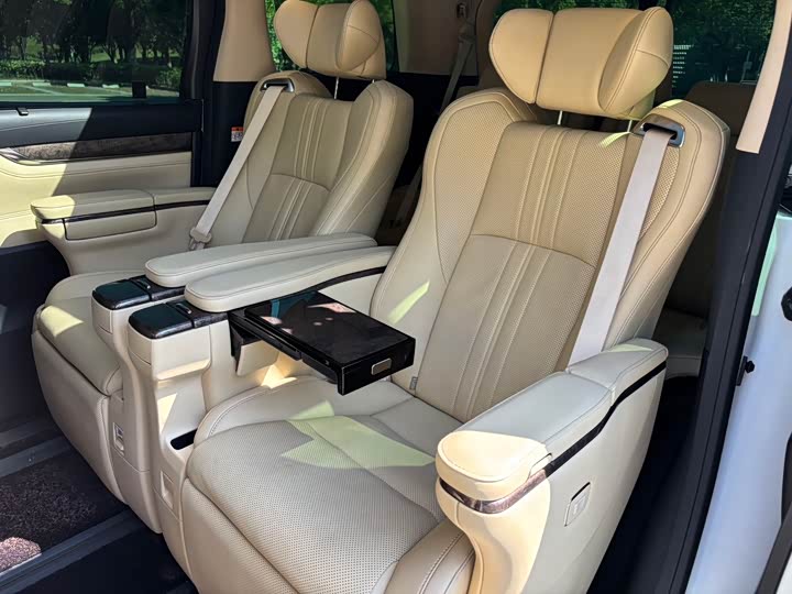 Фото 21 - Toyota Vellfire