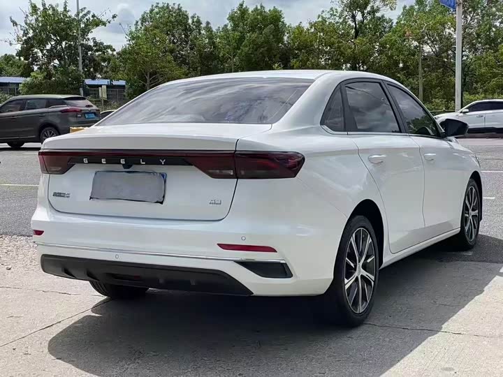 Фото 9 - Geely Emgrand