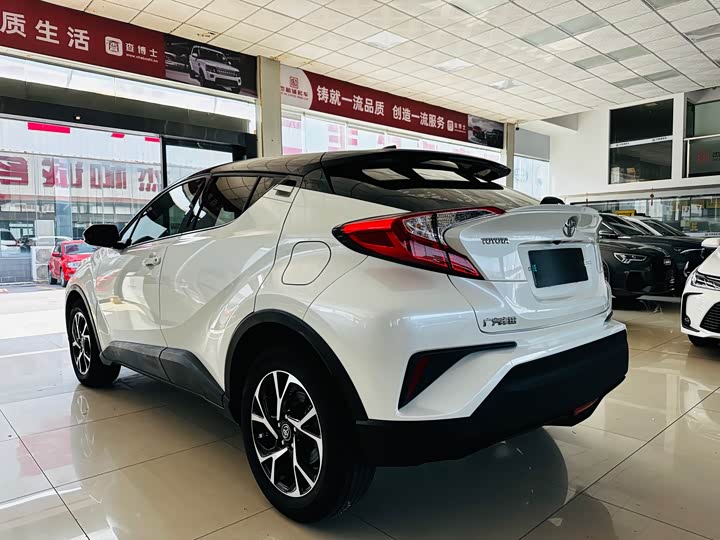 Фото 11 - Toyota C-HR