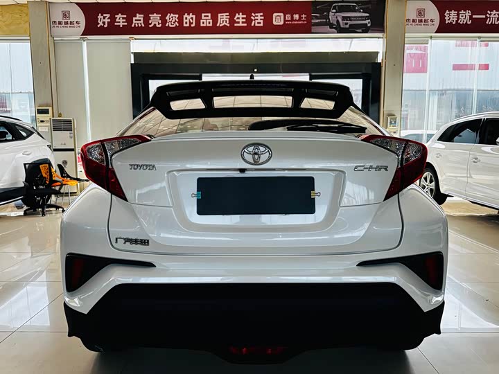 Фото 12 - Toyota C-HR