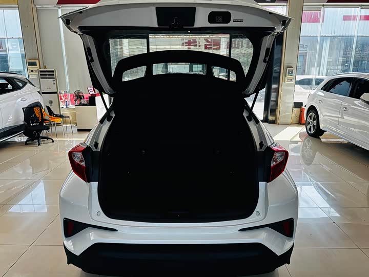 Фото 14 - Toyota C-HR