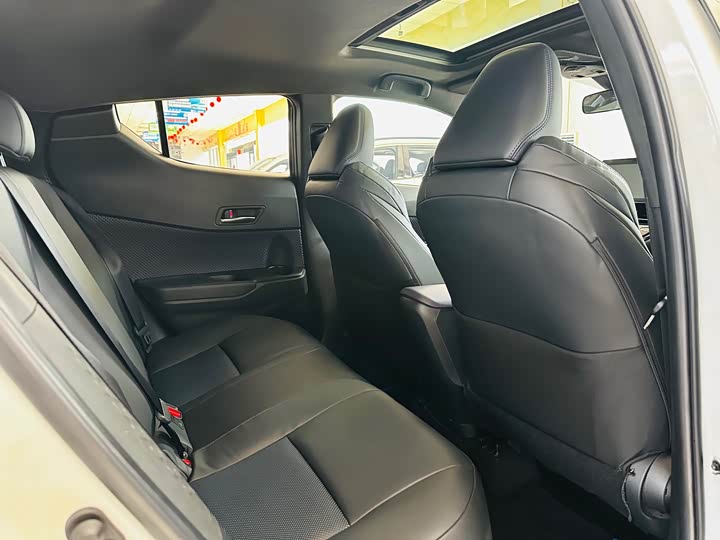 Фото 17 - Toyota C-HR