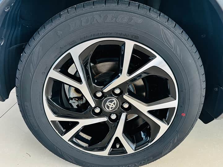 Фото 18 - Toyota C-HR