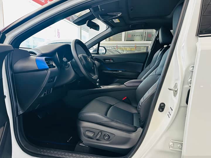 Фото 4 - Toyota C-HR