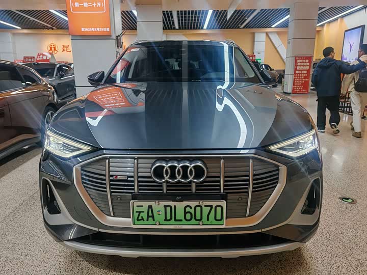 Фото 2 - Audi e-tron