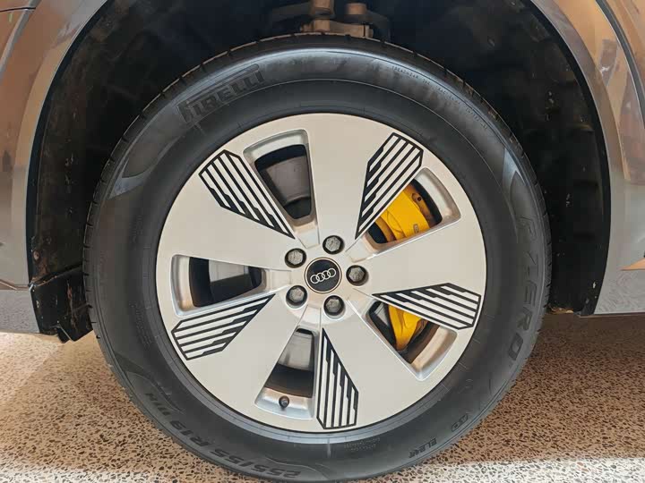 Фото 4 - Audi e-tron