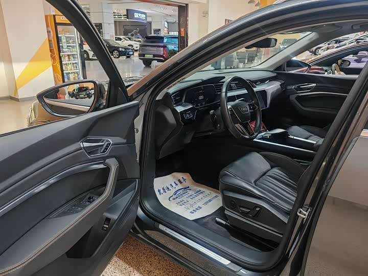 Фото 6 - Audi e-tron