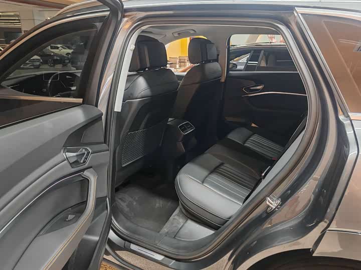 Фото 7 - Audi e-tron