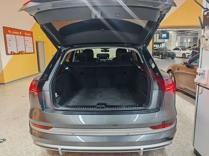 Фото 8 - Audi e-tron