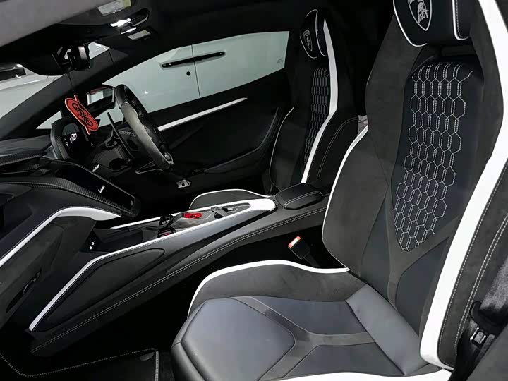 Фото 8 - Lamborghini Revuelto