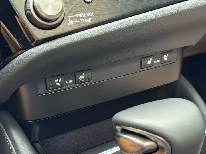 Фото 12 - Lexus ES