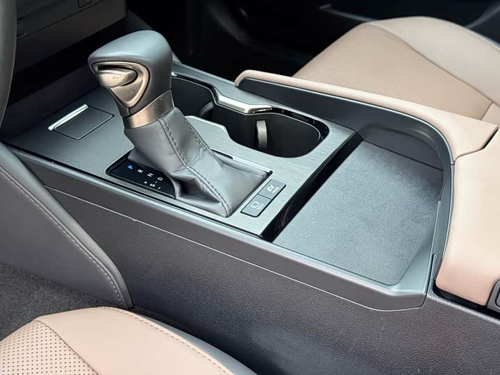 Фото 13 - Lexus ES