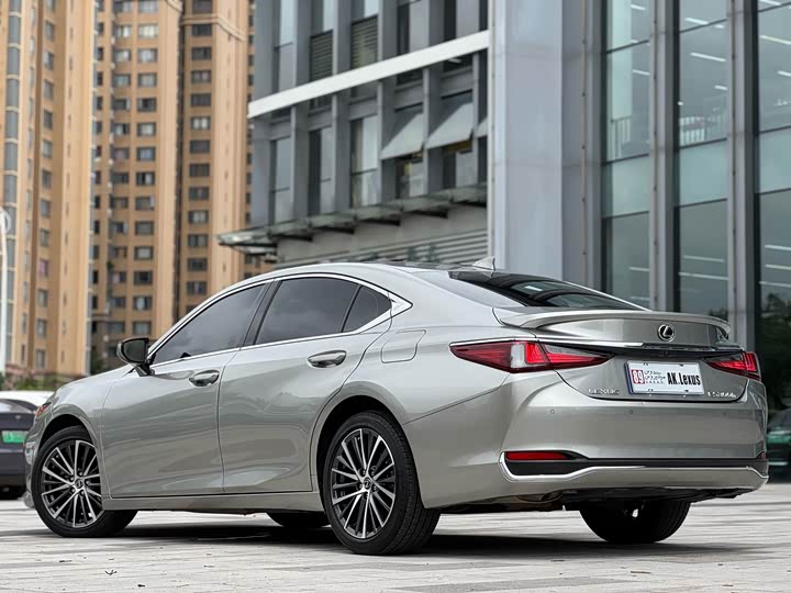 Фото 2 - Lexus ES