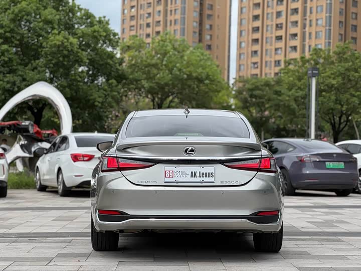 Фото 3 - Lexus ES