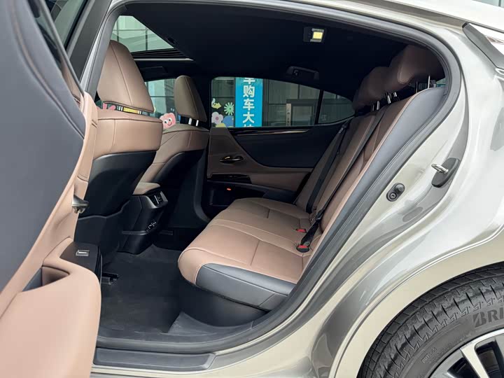 Фото 7 - Lexus ES