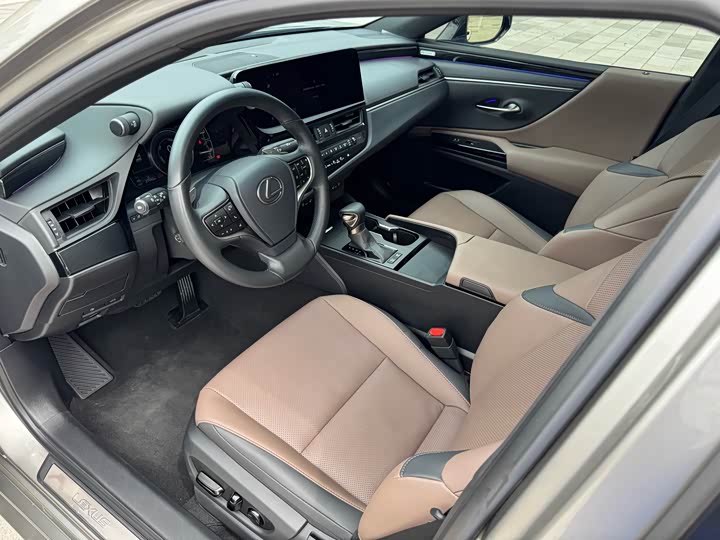 Фото 8 - Lexus ES