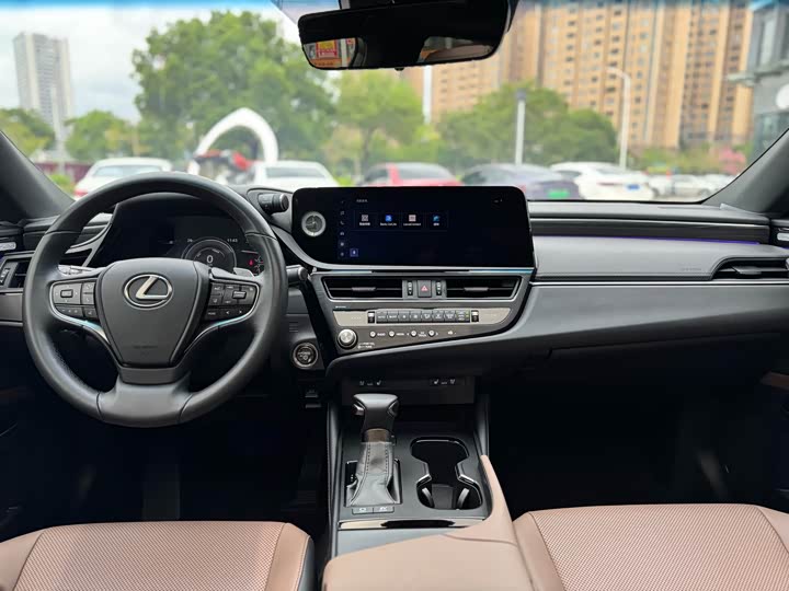 Фото 9 - Lexus ES