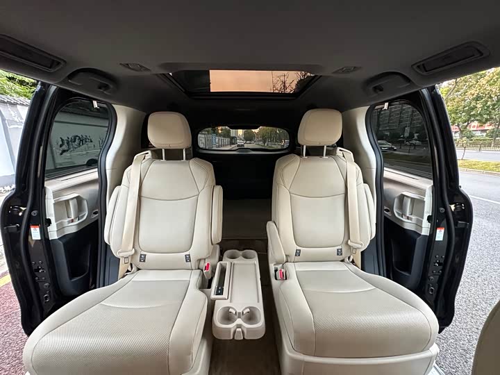 Фото 11 - Toyota Granvia