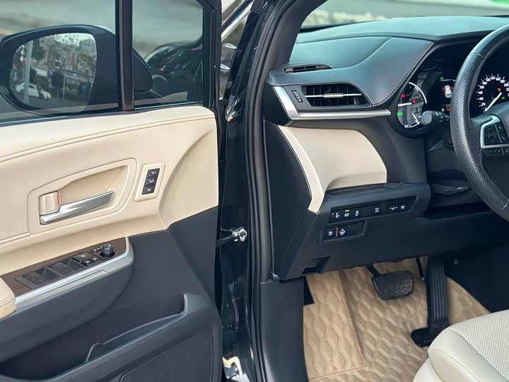 Фото 17 - Toyota Granvia