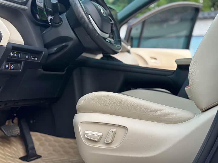 Фото 18 - Toyota Granvia