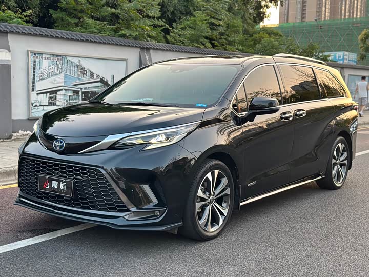 Фото 2 - Toyota Granvia