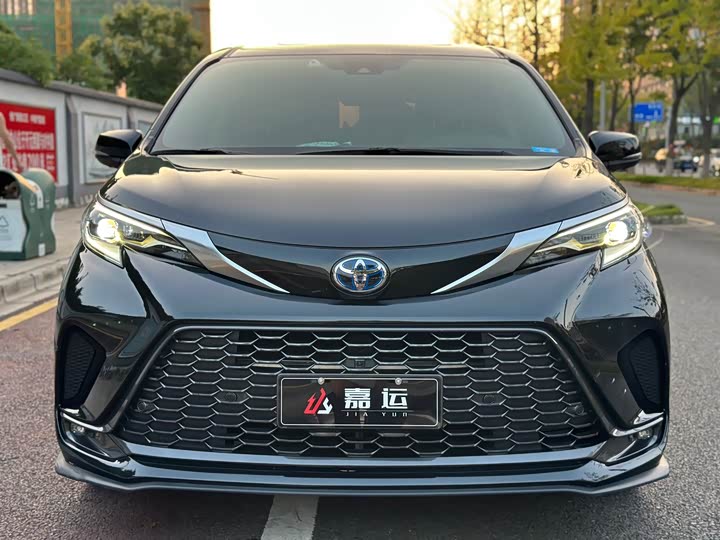 Фото 3 - Toyota Granvia