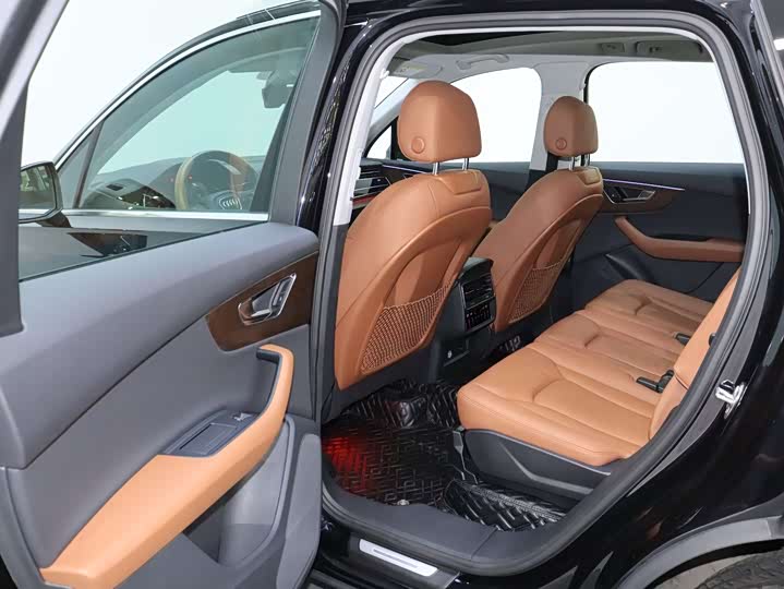 Фото 13 - Audi Q7